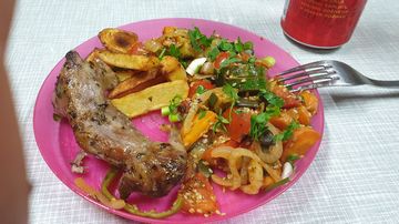 Bilch an Gemüse und Pommes
